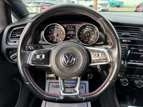 Used 2015 Volkswagen Golf 4-Door image 16