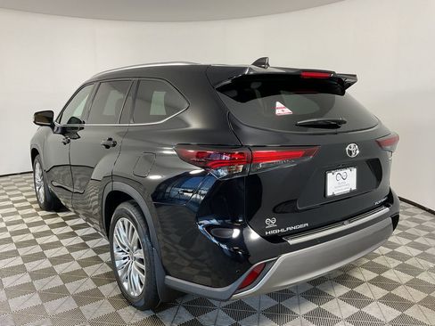 New 2026 Toyota Highlander Platinum AWD/4WD image 6