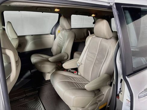 Used 2011 Toyota Sienna XLE w/ Premium Pkg FWD image 20