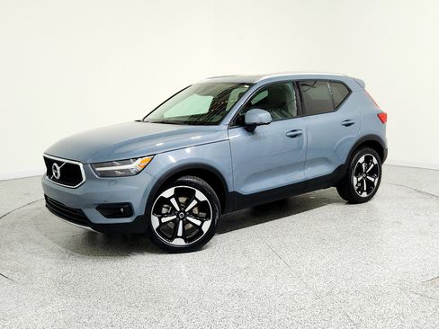 Used 2021 Volvo XC40 T5 Momentum image 1