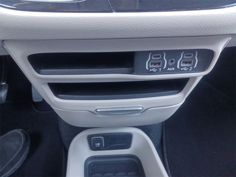 Used 2024 Chrysler Pacifica Touring-L image 24