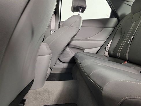 Used 2025 Hyundai Elantra Sport image 40