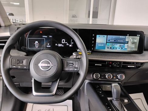 Used 2025 Nissan Kicks SV w/ SV Premium Package image 13