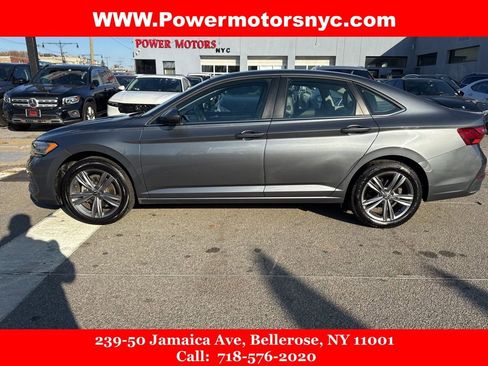 Used 2022 Volkswagen Jetta SE image 2