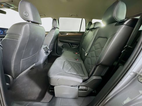 Used 2025 Volkswagen Atlas SE image 27