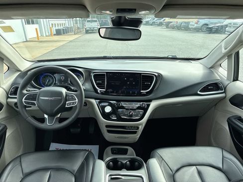 Used 2023 Chrysler Pacifica Touring-L FWD image 19