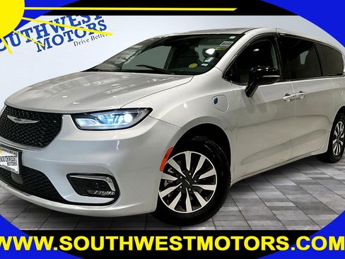 Used 2024 Chrysler Pacifica Select image 1