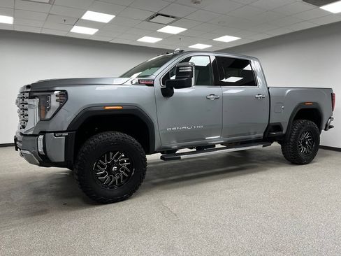 Used 2024 GMC Sierra 3500 Denali w/ Technology Package AWD/4WD image 6