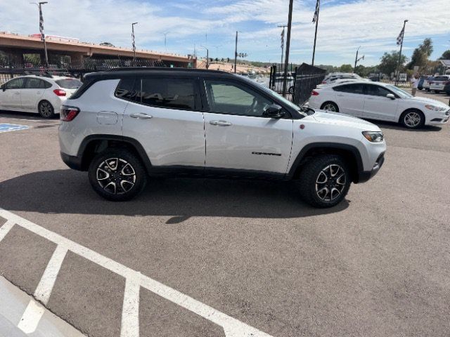 Used 2025 Jeep Compass Trailhawk AWD/4WD image 18