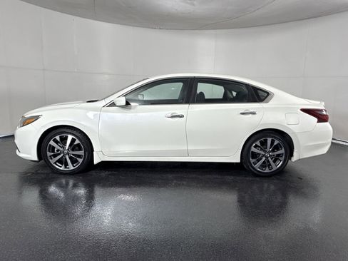 Used 2017 Nissan Altima 2.5 SR w/ LED Appearance Package image 7