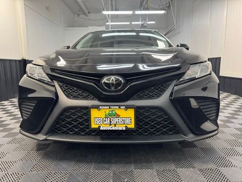 Used 2019 Toyota Camry SE image 2
