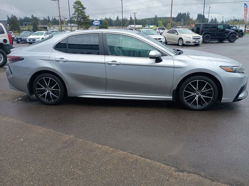 Used 2021 Toyota Camry SE FWD image 7
