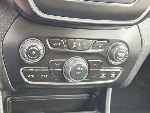 Used 2020 Jeep Cherokee Latitude Plus AWD/4WD image 26