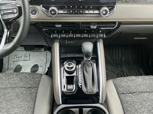 Used 2024 Chevrolet Colorado ZR2 w/ Technology Package image 30