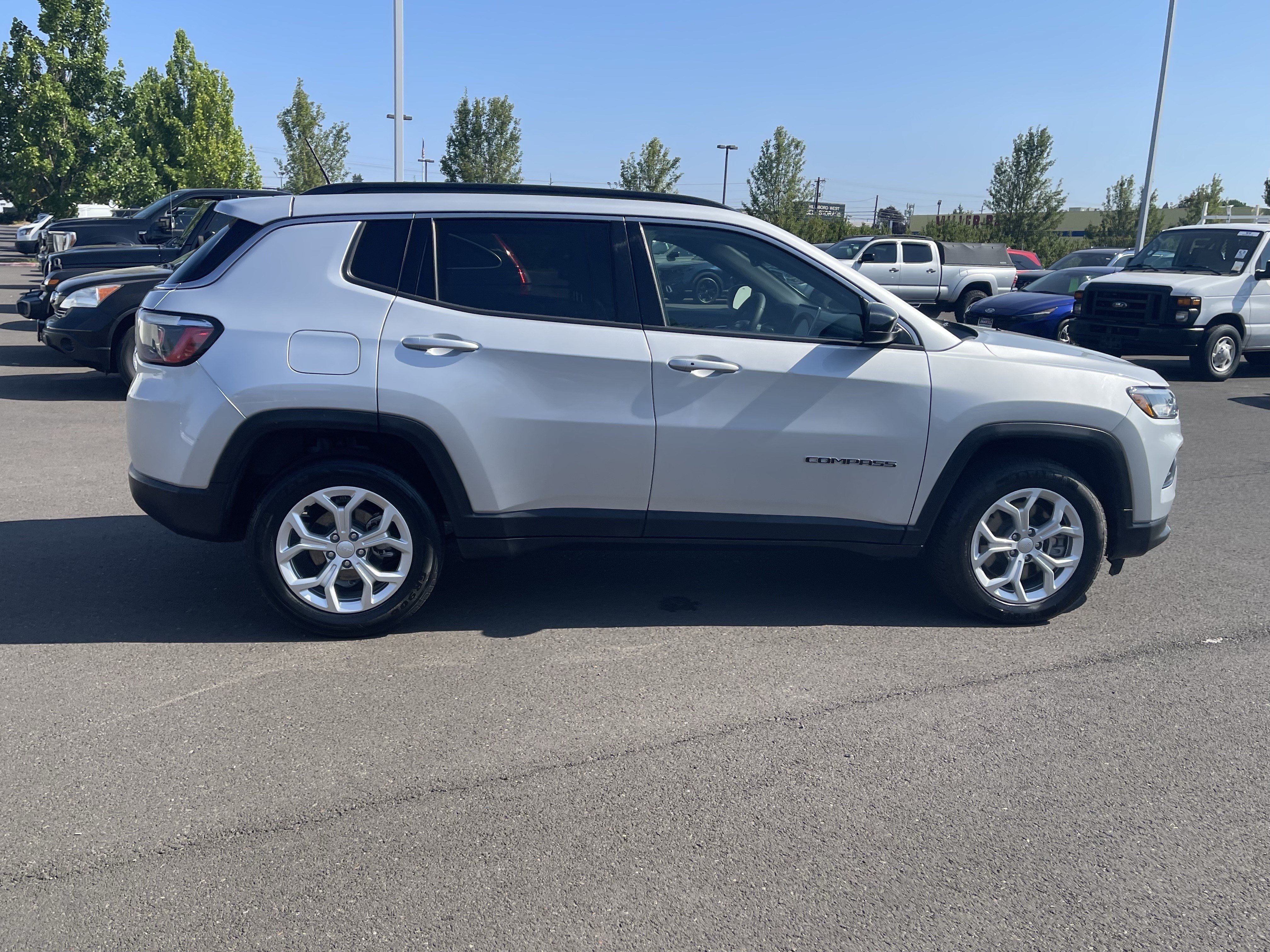 Used 2024 Jeep Compass Latitude AWD/4WD image 6