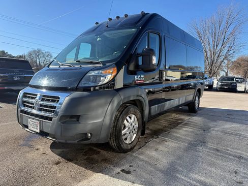 Used 2016 RAM ProMaster 2500 w/ Premium Appearance Group FWD image 4
