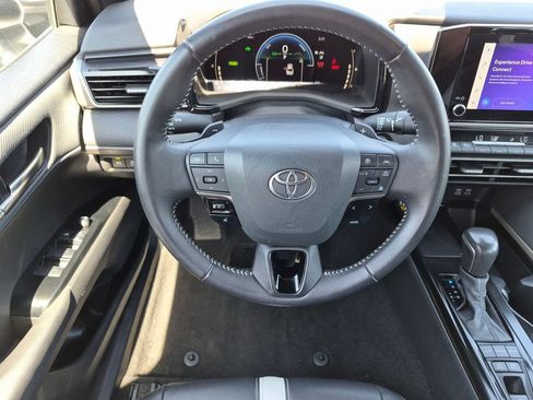 Used 2025 Toyota Camry SE FWD image 17