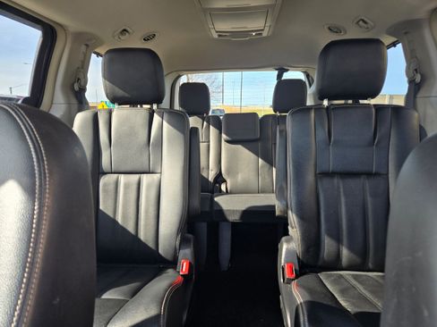 Used 2016 Chrysler Town & Country Touring w/ Driver Convenience Group FWD image 8