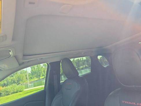 Used 2019 Jeep Cherokee Trailhawk AWD/4WD image 23