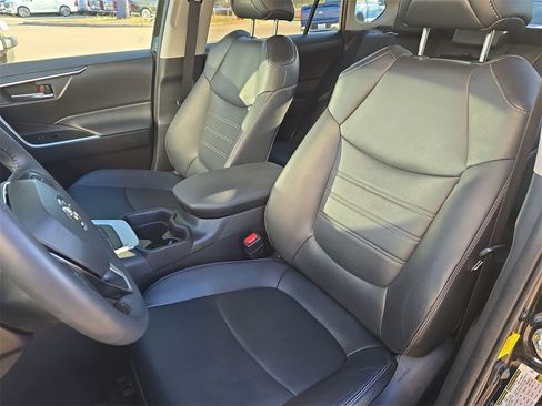 Used 2021 Toyota RAV4 XLE Premium image 15