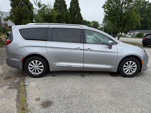 Used 2018 Chrysler Pacifica Touring-L FWD image 6