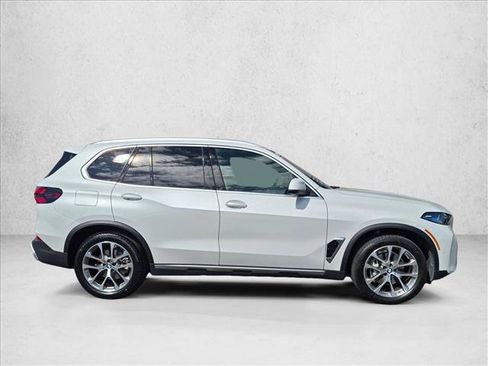 Certified 2024 BMW X5 xDrive40i w/ Premium Package AWD/4WD image 4