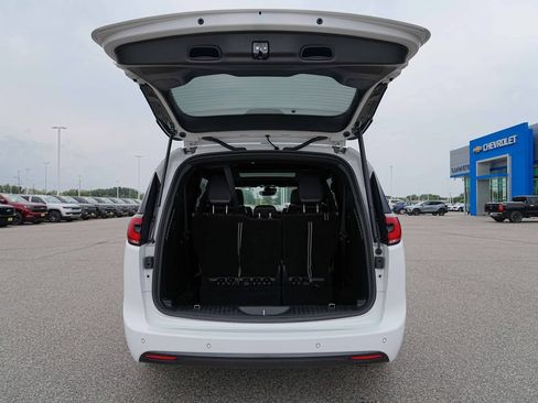 Used 2025 Chrysler Pacifica Limited FWD image 14