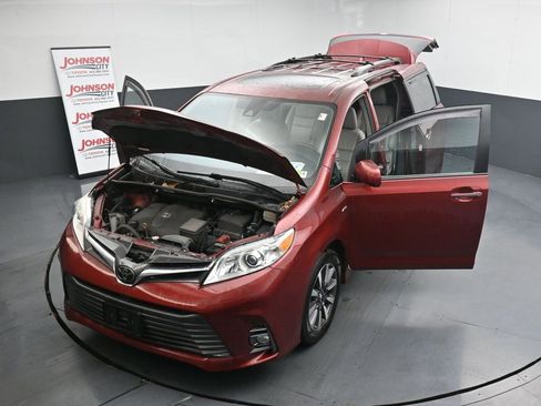 Used 2018 Toyota Sienna XLE image 26