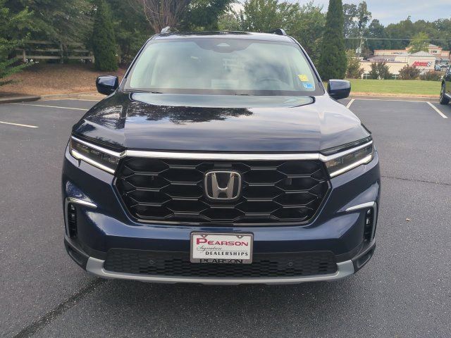 Used 2025 Honda Pilot Touring image 9