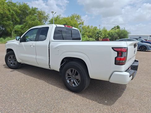 Used 2025 Nissan Frontier SV RWD image 5