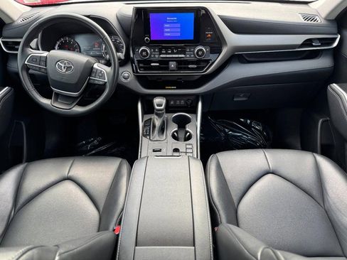 Used 2023 Toyota Highlander FWD image 12