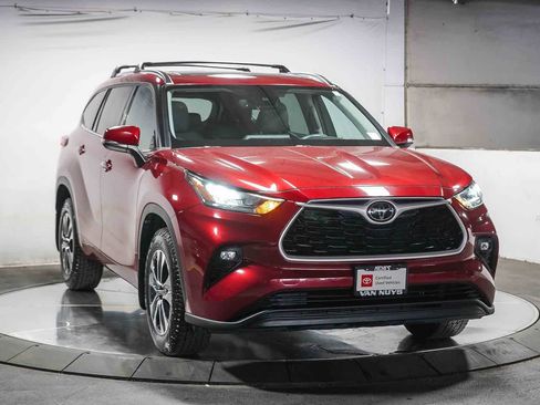 Certified 2020 Toyota Highlander XLE image 2