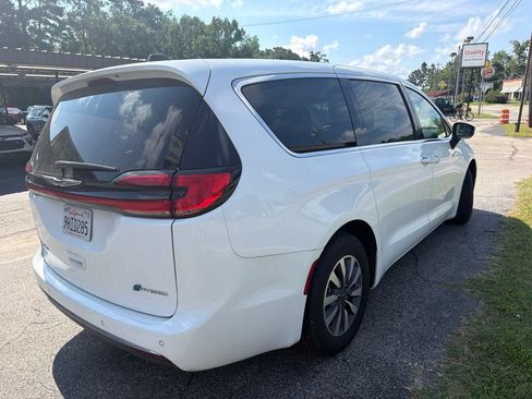 Used 2023 Chrysler Pacifica Touring-L FWD image 3