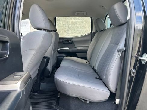 Used 2018 Toyota Tacoma SR5 AWD/4WD image 33