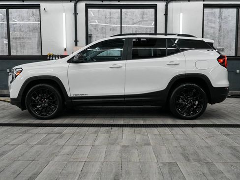 Used 2023 GMC Terrain SLE w/ Driver Convenience Package image 4