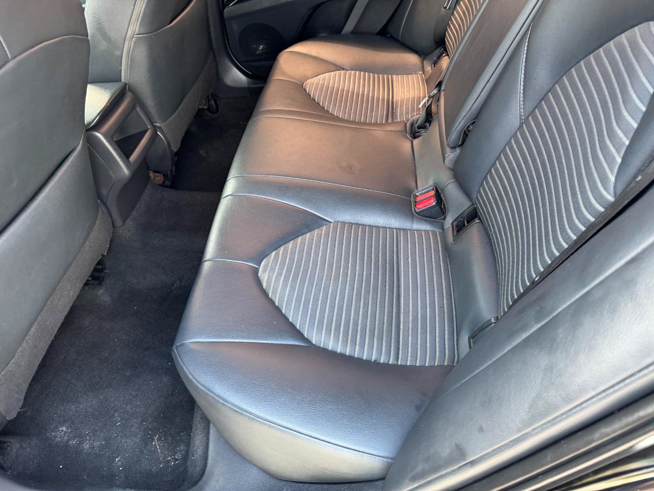 Used 2019 Toyota Camry SE w/ Carpet Mat Package FWD image 17