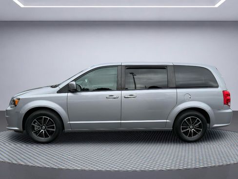 Used 2018 Dodge Grand Caravan SE FWD image 3