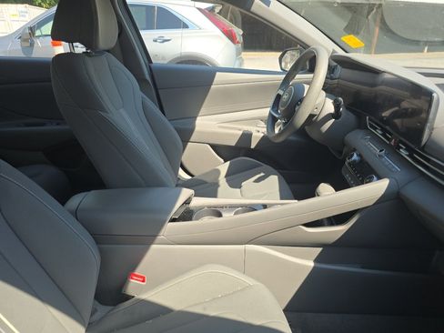 Used 2024 Hyundai Elantra Blue FWD image 9