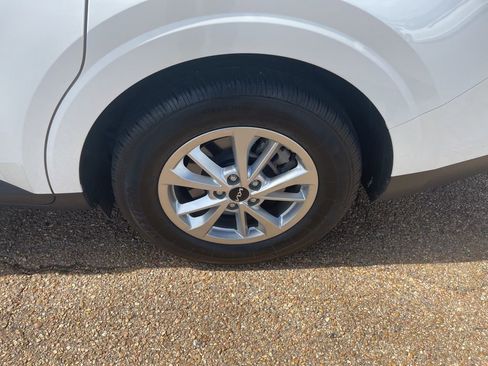 Used 2023 Kia Carnival LX image 5