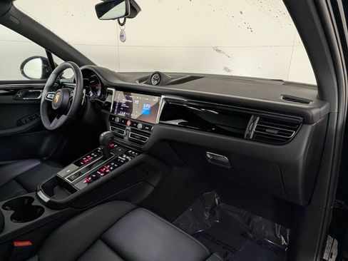 Certified 2025 Porsche Macan image 19