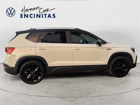 Certified 2023 Volkswagen Taos SE w/ Panoramic Sunroof Package image 6