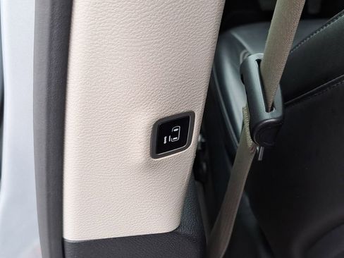 Used 2023 Chrysler Pacifica Touring-L FWD image 17