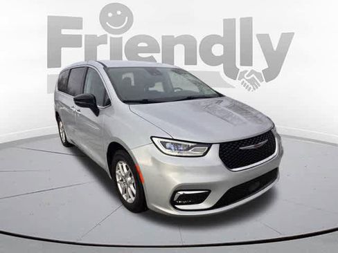 Used 2024 Chrysler Pacifica Touring-L image 3