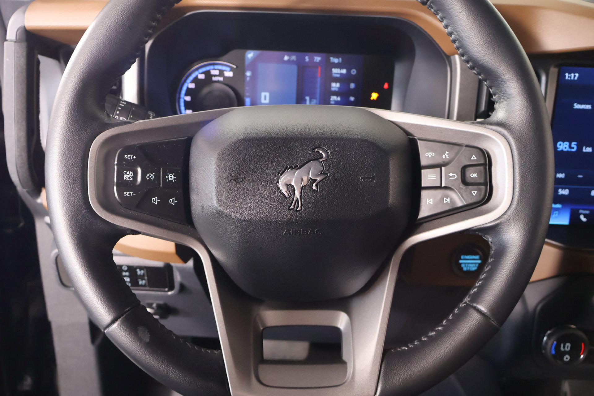 Used 2024 Ford Bronco Outer Banks AWD/4WD image 3