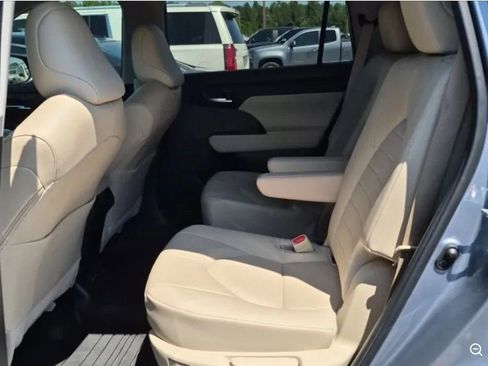 Used 2024 Toyota Highlander XLE FWD image 3