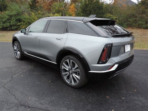 New 2026 Cadillac Optiq Luxury 2 image 7