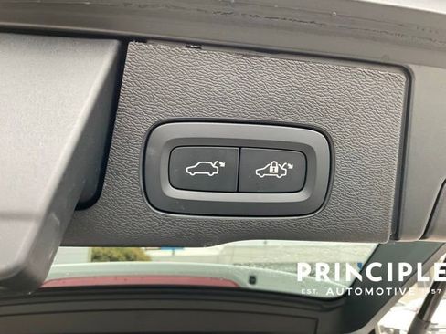 Certified 2025 Volvo XC60 B5 Core image 25