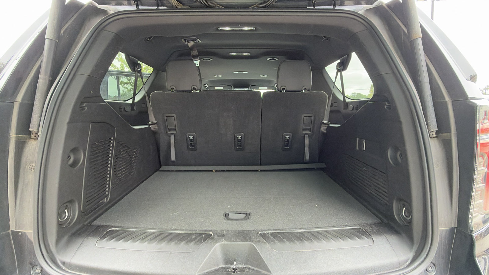 Used 2025 Chevrolet Suburban LT RWD image 13