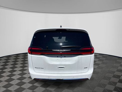 New 2026 Chrysler Pacifica Select image 3