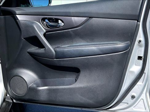 Used 2016 Nissan Rogue SV w/ SV Premium Package image 26